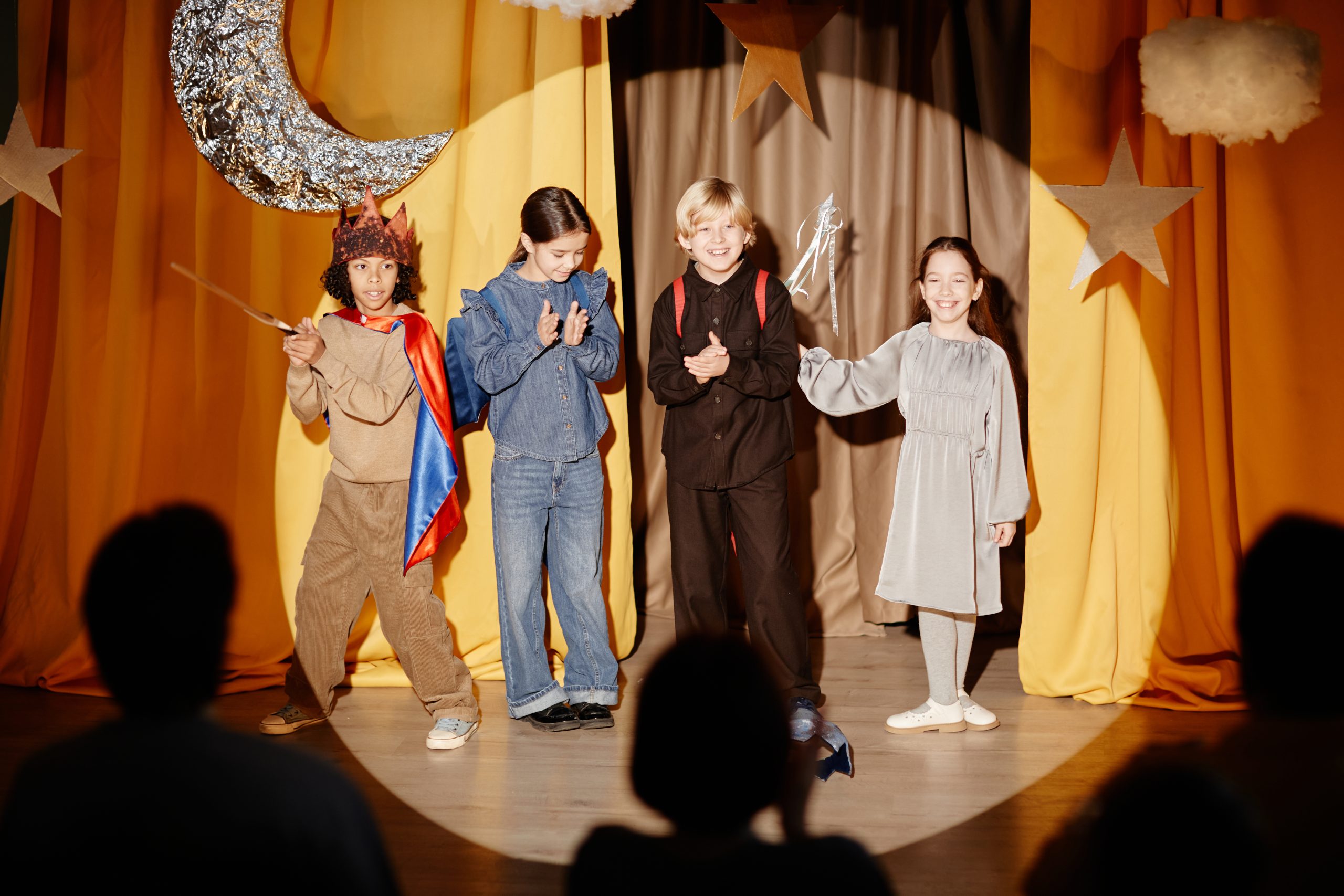 //www.lartscene.fr/wp-content/uploads/2026/06/kids-performing-stage-bright-costumes-scaled.jpg